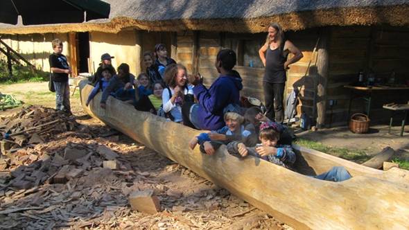 Einbaumschnitzen mit der ganzen Gruppe im Archäologischem Zentrum in Hitzacker