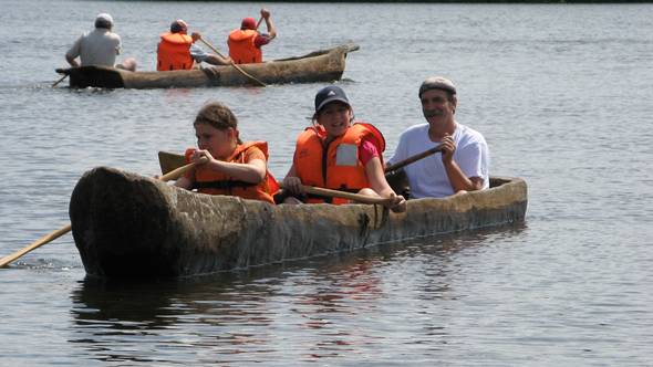 Einbaumfahrt im Archeologischem Zentrum auf dem Hitzackersee