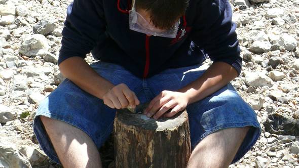 Flintsteinbearbeitung im Archäologischem Zentrum Hitzacker