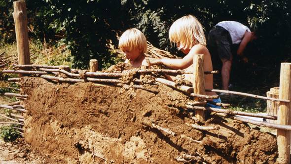 Bau einer Lehmwand im Archäologischem Zentrum in Hitzacker