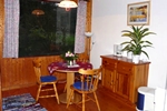 Esszimmer des rustikalen Holzbungalows für 2 Personen in Land Kamerun