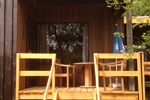 Veranda des rustikalen Holzbungalows für 2 Personen in Land Kamerun