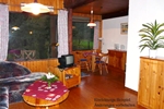 Wohnzimmer des rustikalen Holzbungalows für 2 Personen in Land Kamerun